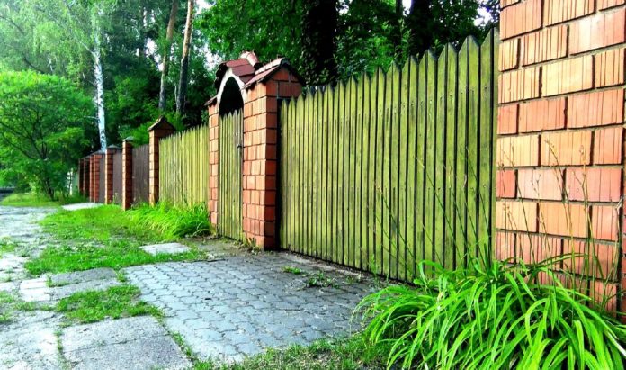 8 Kinds of Garden Fences You Need to Know Before You Get One